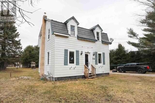 766 Frontenac St, House detached with 4 bedrooms, 1 bathrooms and null parking in Sault Ste. Marie ON | Image 2