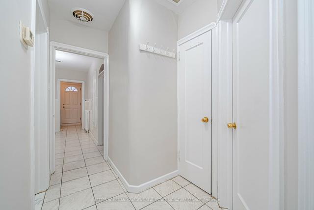 198 Gloucester Grve, House detached with 2 bedrooms, 2 bathrooms and 4 parking in Toronto ON | Image 2
