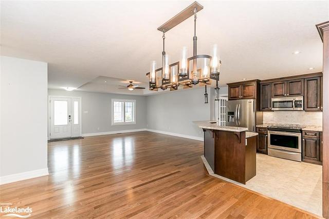 22 Grew Crescent, House detached with 2 bedrooms, 2 bathrooms and 3 parking in Penetanguishene ON | Image 2