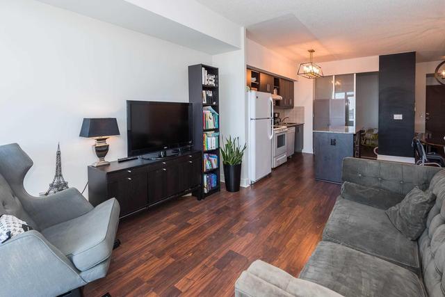 Lph16 - 35 Brian Peck Cres, Condo with 2 bedrooms, 2 bathrooms and 1 parking in Toronto ON | Image 6