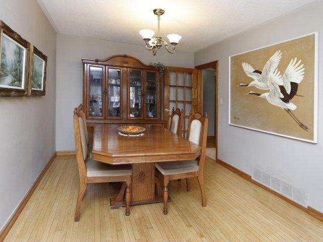3640 Anniversary Rd, House semidetached with 3 bedrooms, 2 bathrooms and 4 parking in Mississauga ON | Image 4