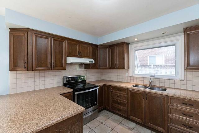 67 Massey St, House detached with 4 bedrooms, 4 bathrooms and 6 parking in Brampton ON | Image 3