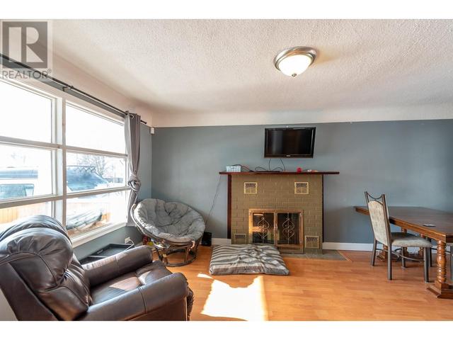 4003 27 Avenue, House detached with 3 bedrooms, 2 bathrooms and 1 parking in Vernon BC | Image 5