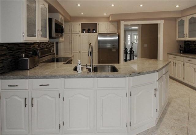 1257 Glenridge Crt, House detached with 3 bedrooms, 3 bathrooms and 2 parking in Oshawa ON | Image 3