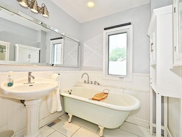 194 Audrey Ave, House detached with 4 bedrooms, 3 bathrooms and 1 parking in Toronto ON | Image 5