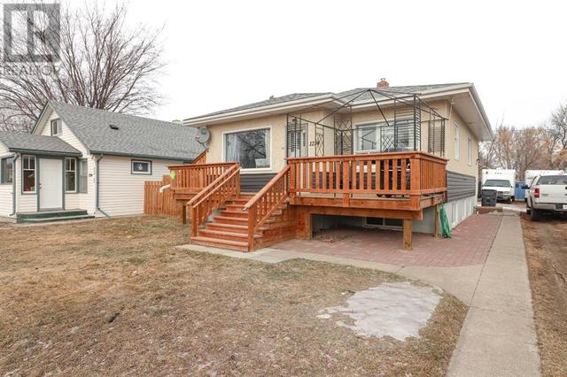 1214 Elm Street Se, House detached with 3 bedrooms, 2 bathrooms and 4 parking in Medicine Hat AB | Image 1