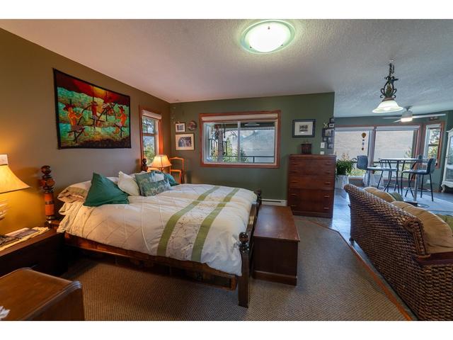 11110 Highway 3a, House detached with 3 bedrooms, 2 bathrooms and null parking in Central Kootenay A BC | Image 9