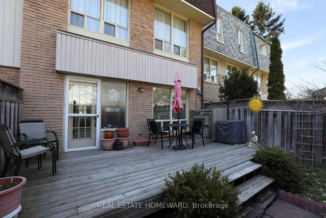 17 Poplar Cres, Townhouse with 3 bedrooms, 2 bathrooms and 3 parking in Aurora ON | Image 24