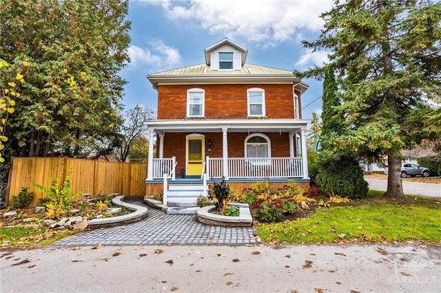 206 Brock St East Street, House detached with 4 bedrooms, 2 bathrooms and 4 parking in Merrickville Wolford ON | Image 1