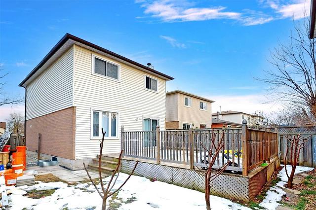 31 Greenleaf Cres, House detached with 3 bedrooms, 3 bathrooms and 3 parking in Brampton ON | Image 17