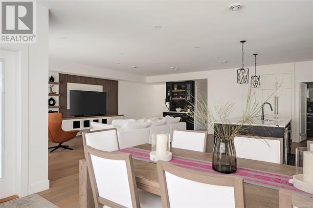 Sunny 14+ ft dinning area, perfect for entertaining | Image 22