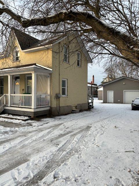 153 Park Pl, House detached with 3 bedrooms, 2 bathrooms and 6 parking in Peterborough ON | Image 2