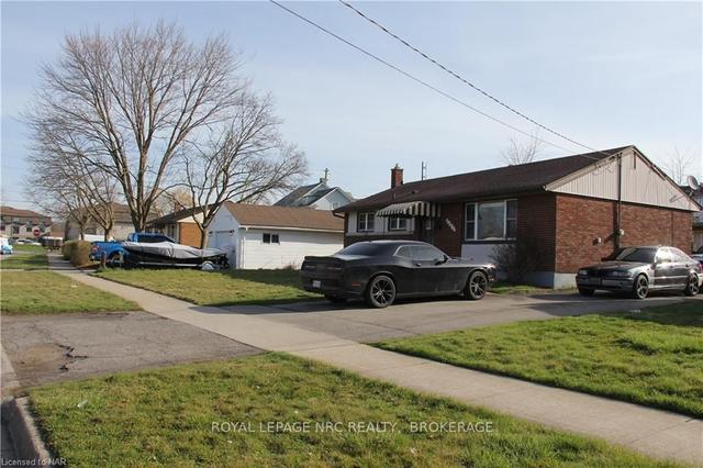 7274 Merritt Ave, House detached with 3 bedrooms, 2 bathrooms and 3 parking in Niagara Falls ON | Image 2