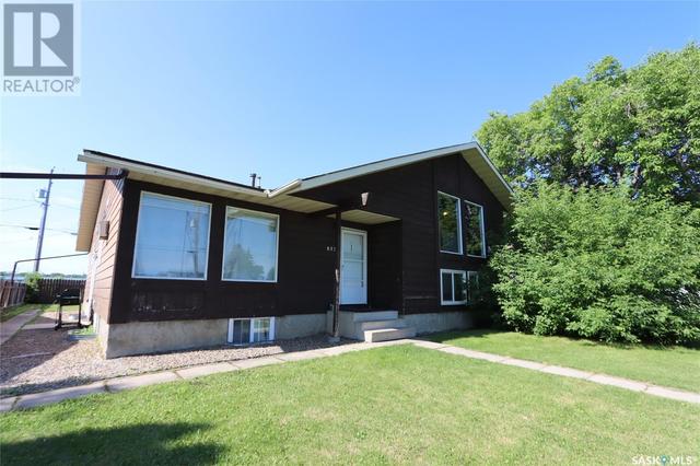 835 7th Street E, House semidetached with 4 bedrooms, 2 bathrooms and null parking in Prince Albert SK | Image 1