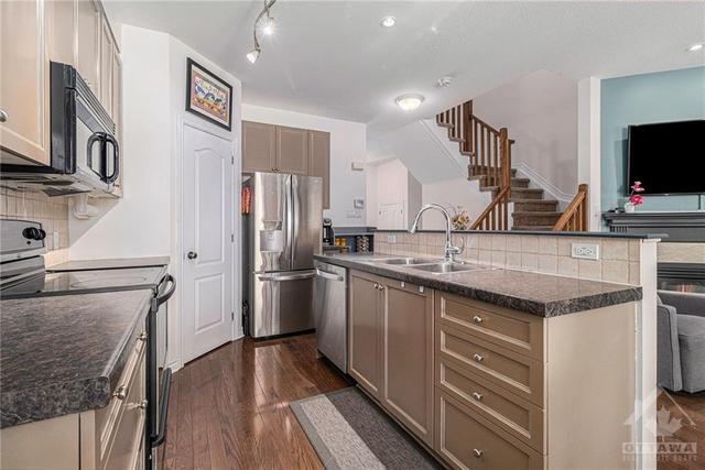 103 Shepody Circle, Townhouse with 3 bedrooms, 3 bathrooms and 3 parking in Ottawa ON | Image 5