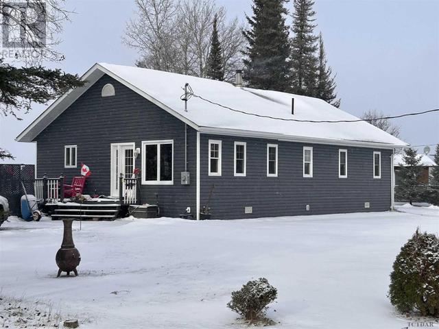 195 & 196 Silver Queen Lake Rd S, House detached with 2 bedrooms, 1 bathrooms and null parking in Cochrane ON | Image 3