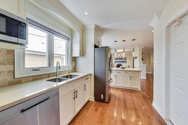192 Overbrook Pl, House detached with 3 bedrooms, 3 bathrooms and 4 parking in Toronto ON | Image 2