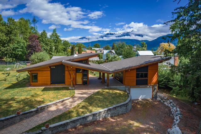 620 Higashi Way, House detached with 5 bedrooms, 2 bathrooms and 4 parking in Kaslo BC | Image 2