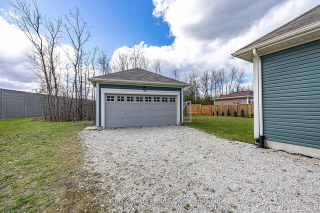 74 Robert St S, House detached with 2 bedrooms, 2 bathrooms and 10 parking in Wasaga Beach ON | Image 25