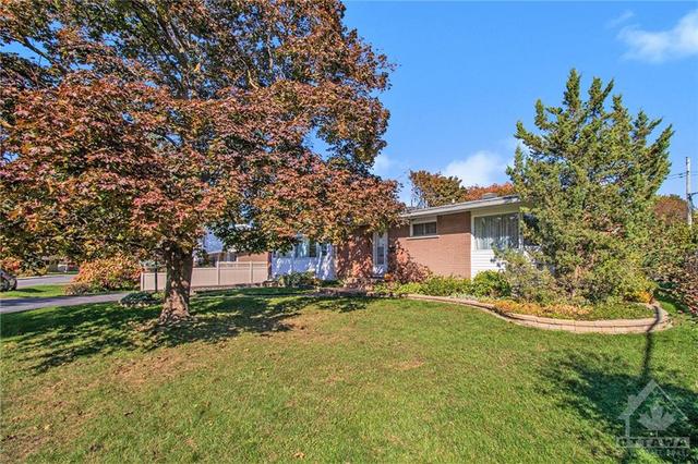 11 Ridgefield Crescent, House detached with 3 bedrooms, 2 bathrooms and 4 parking in Ottawa ON | Image 3