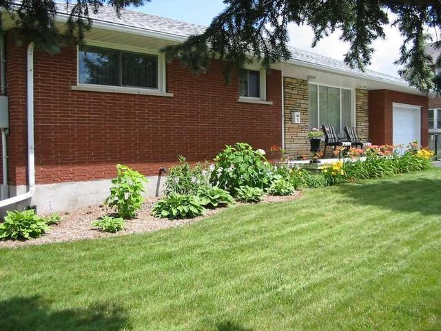 91 Victoria Rd N, House detached with 3 bedrooms, 3 bathrooms and 4 parking in Guelph ON | Image 2