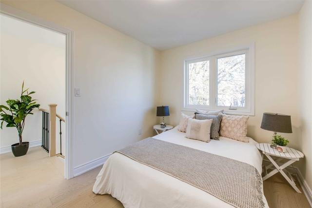 8 Clearview Hts S, House detached with 3 bedrooms, 4 bathrooms and 5 parking in Toronto ON | Image 4