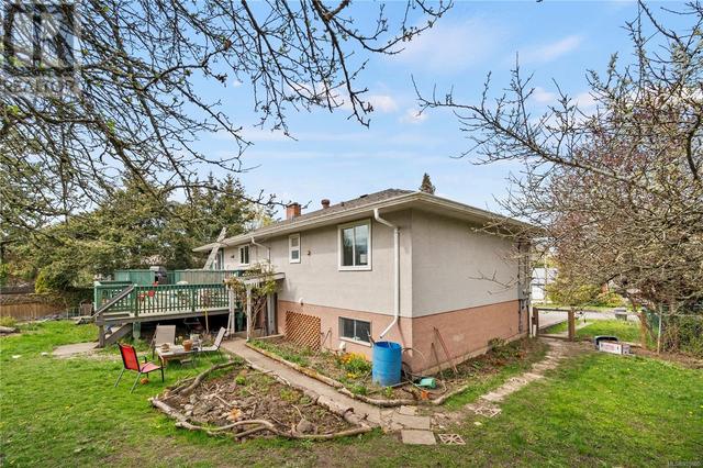 977 Lovat Ave, House detached with 5 bedrooms, 3 bathrooms and 2 parking in Saanich BC | Image 26