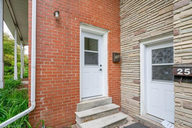 252 Westcourt Place, House attached with 2 bedrooms, 1 bathrooms and 1 parking in Waterloo ON | Image 2