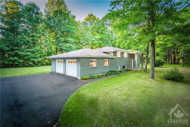 388 Mountain Road, House detached with 5 bedrooms, 2 bathrooms and 8 parking in Laurentian Valley ON | Card Image