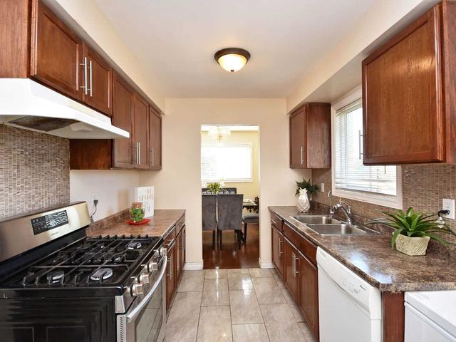26 Redwood Pl, House detached with 3 bedrooms, 4 bathrooms and 7 parking in Brampton ON | Image 2