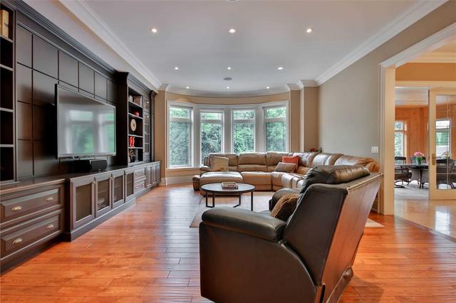 17 Frank Crt, House detached with 6 bedrooms, 8 bathrooms and 12 parking in Richmond Hill ON | Image 2