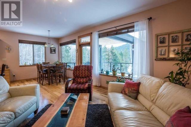 3759 Krestova Cemetery Rd, House detached with 2 bedrooms, 3 bathrooms and 8 parking in Central Kootenay H BC | Image 8