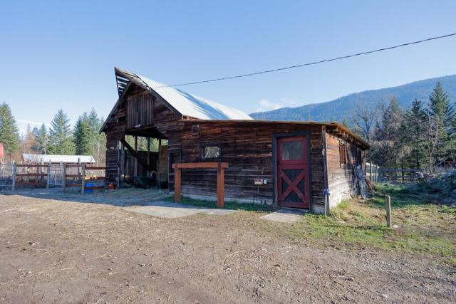 2363 Highway 3a, House detached with 7 bedrooms, 1 bathrooms and 2 parking in Central Kootenay I BC | Image 36