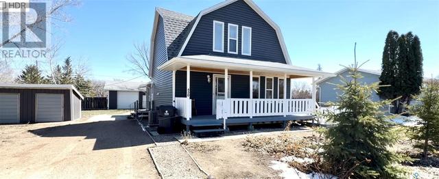 450 Macdonald Avenue, House detached with 3 bedrooms, 2 bathrooms and null parking in Craik SK | Image 1