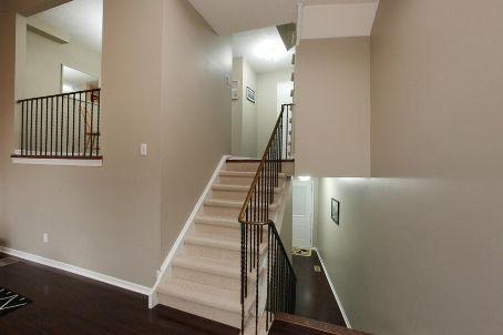 79 Foster Cres, Townhouse with 3 bedrooms, 2 bathrooms and 2 parking in Brampton ON | Image 3
