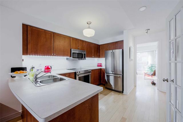 1 - 132 Strachan Ave, Townhouse with 3 bedrooms, 2 bathrooms and 1 parking in Toronto ON | Image 4