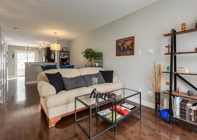 35 Aspen Hills Drive Sw, Home with 3 bedrooms, 3 bathrooms and 1 parking in Calgary AB | Image 10