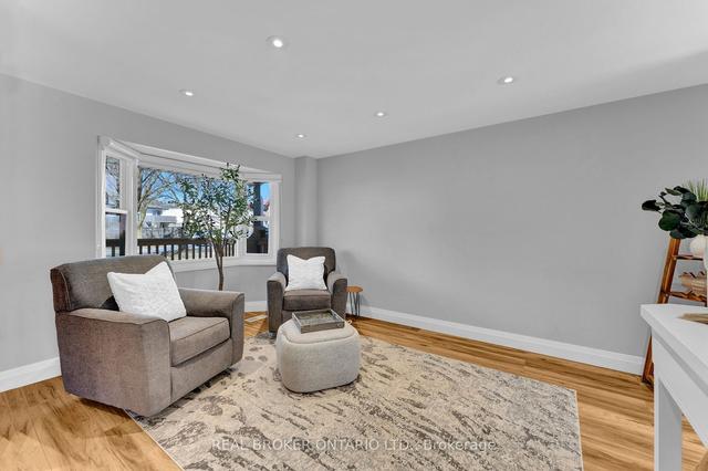 19 Hornby Crt, House detached with 3 bedrooms, 2 bathrooms and 5 parking in Cambridge ON | Image 2