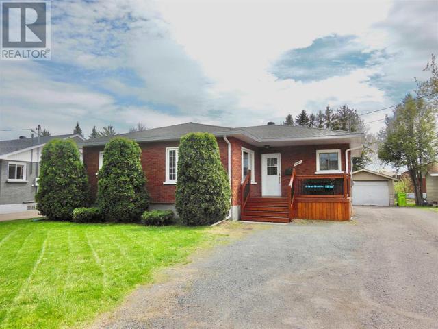 1537 Wellington St E, House detached with 3 bedrooms, 2 bathrooms and null parking in Sault Ste. Marie ON | Card Image