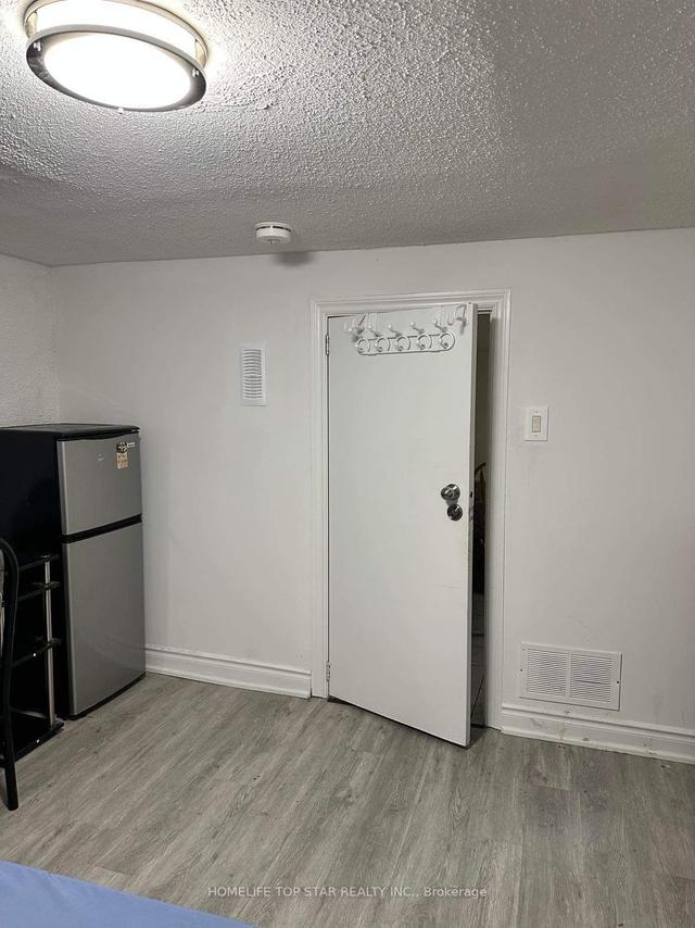 toronto - 16 Mack Bsmnt Room Ave, House detached with 2 bedrooms, 1 bathrooms and 4 parking in Toronto ON | Image 7