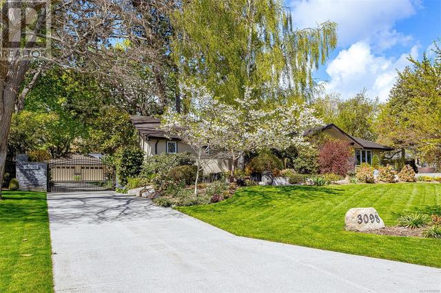 3098 Midland Rd, House detached with 4 bedrooms, 3 bathrooms and 8 parking in Oak Bay BC | Image 1