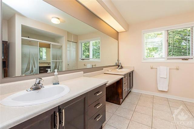 27 Buttonwood Trail, House detached with 4 bedrooms, 4 bathrooms and 6 parking in Ottawa ON | Image 18