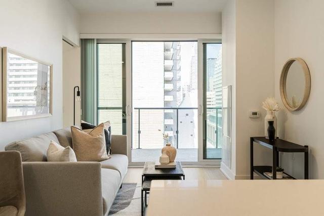 1105 - 7 Grenville St, Condo with 2 bedrooms, 2 bathrooms and 0 parking in Toronto ON | Image 3