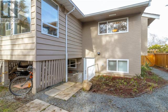 3804 Campus Cres, House detached with 5 bedrooms, 3 bathrooms and 4 parking in Saanich BC | Image 28