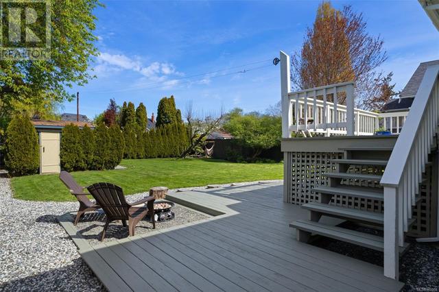 2118 Pentland Rd, House detached with 3 bedrooms, 1 bathrooms and 2 parking in Oak Bay BC | Image 44