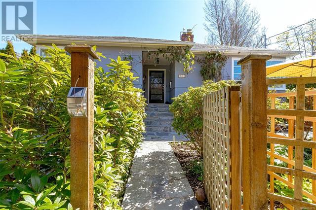 943 Linkleas Ave, House detached with 6 bedrooms, 3 bathrooms and 2 parking in Oak Bay BC | Image 3