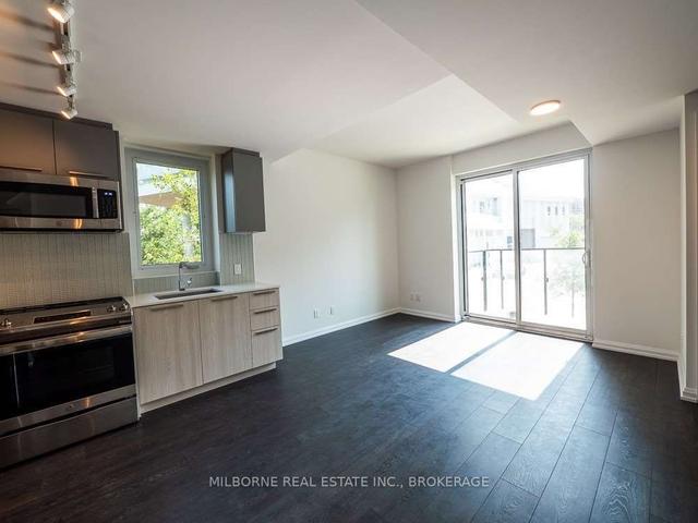 th51 - 10 Brin Dr, Townhouse with 3 bedrooms, 2 bathrooms and 1 parking in Toronto ON | Image 2