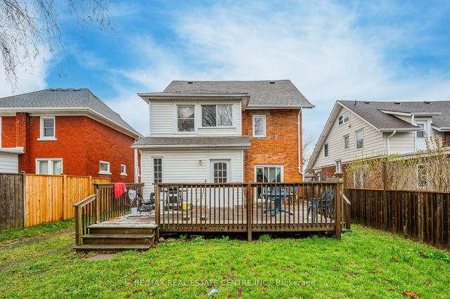 31 Louisa St, House detached with 5 bedrooms, 1 bathrooms and 3 parking in Kitchener ON | Image 25