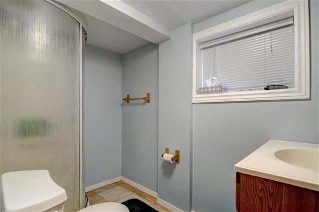 34 Glencrest Blvd, House detached with 2 bedrooms, 2 bathrooms and 3 parking in Toronto ON | Image 12