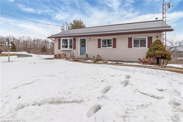 3657 Round Lake Road, House detached with 3 bedrooms, 2 bathrooms and 3 parking in South Frontenac ON | Image 4